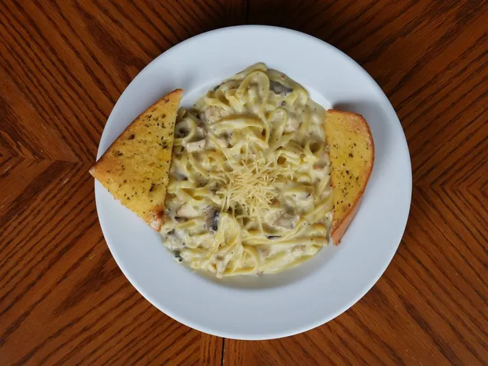 Fettuccine alfredo with mushrooms and garlic bread